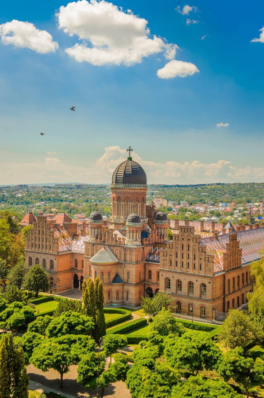 Храм Трьох Святителів Чернівецького національного університету імені Юрія Федьковича (колишній Семінарський корпус Резиденції митрополитів Буковини та Далмації)