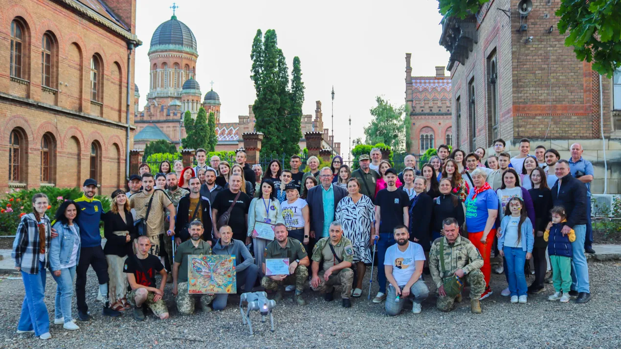 «Я у мами волонтер 4.0»: ЧНУ об’єднав військових, волонтерів і митців