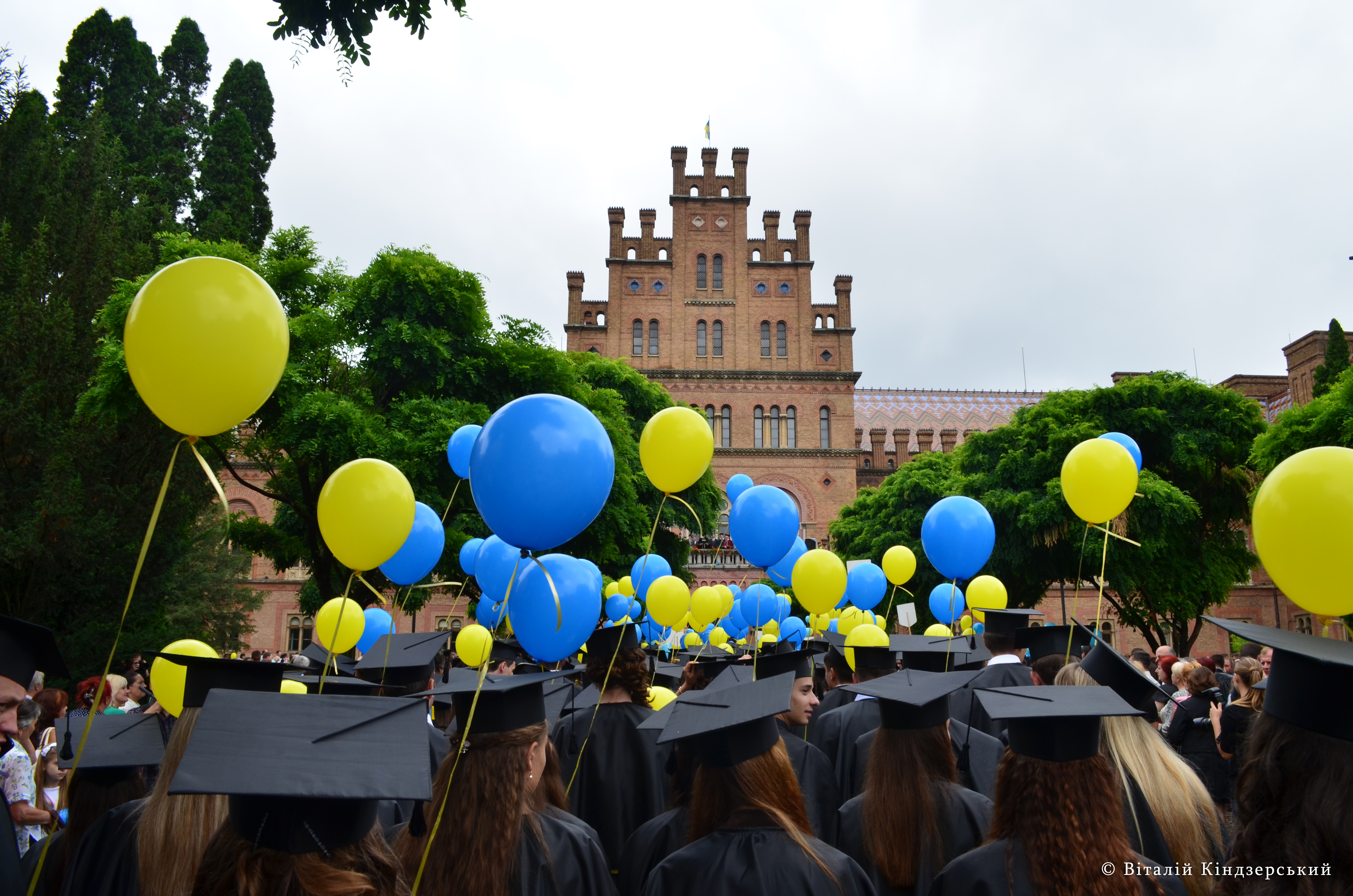 Урочиста академія з нагоди вручення дипломів випускникам Чернівецького національного університету імені Юрія Федьковича на території колишньої Резиденції митрополитів Буковини та Далмації