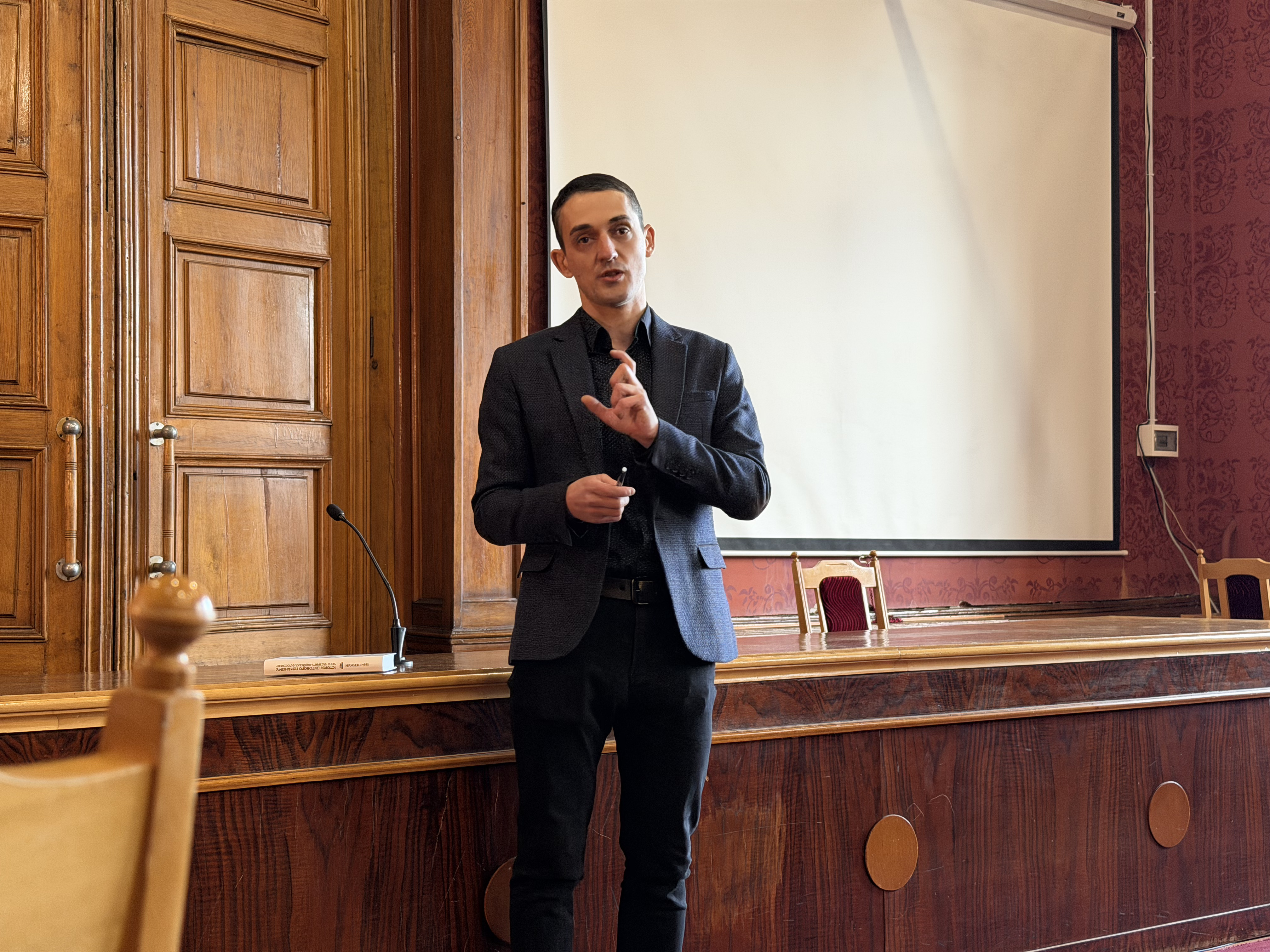 У Червоній залі ЧНУ презентували книгу Івана Пержуна про гуманізм та індійську філософію